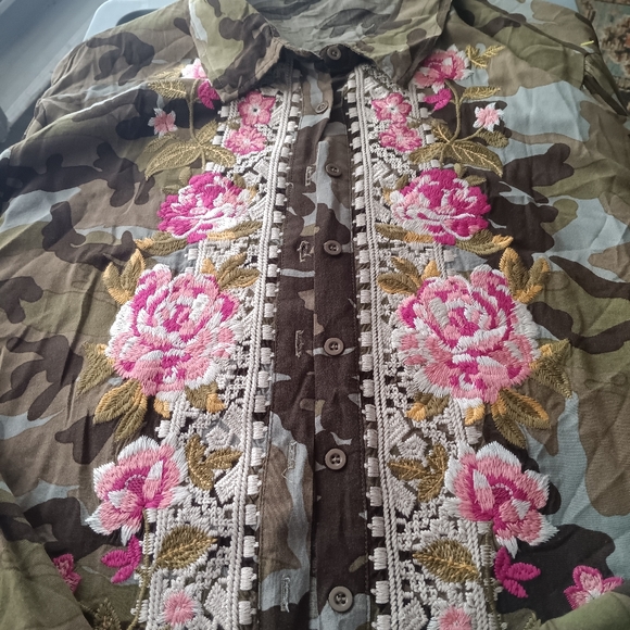 Beautiful blouse never worn 3x YOU ARE MISSING OUT IF YOU DONT BUY...BEAUTY - Picture 2 of 5